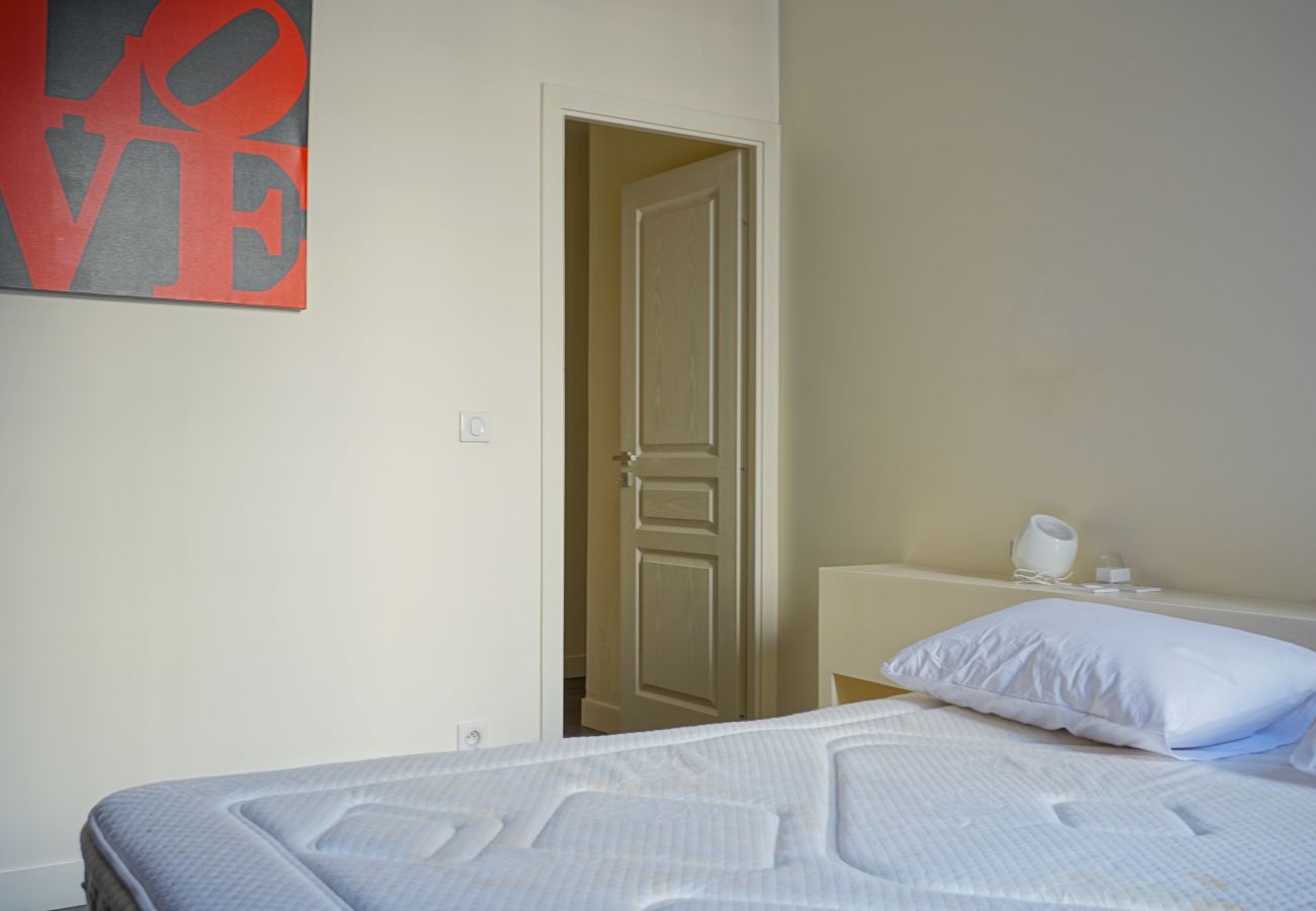 Apartment in Paris - Rue Lincoln - Paris 8 - 208079