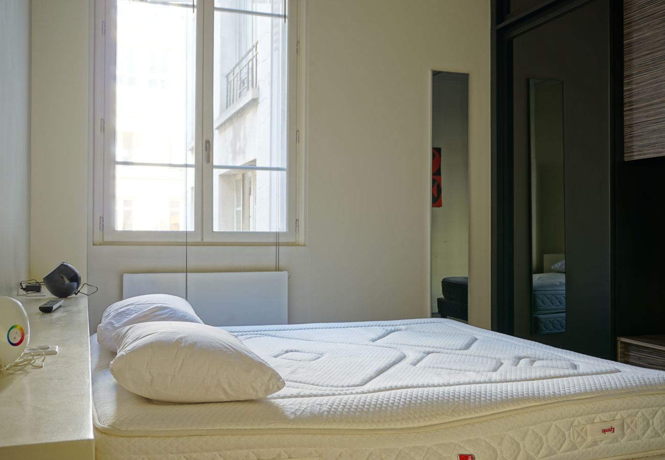 Apartment in Paris - Rue Lincoln - Paris 8 - 208079