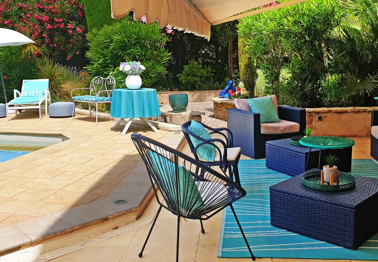 Outdoor lounge