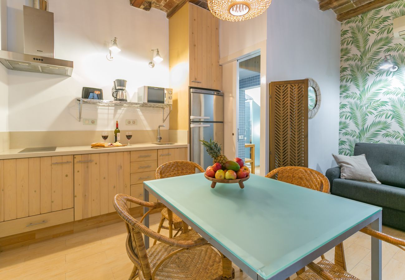 kitchen and dining table of BARCELONETA BEACH apartment