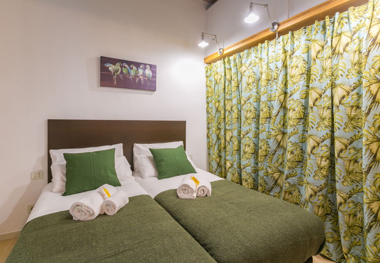 bedroom with 2 single beds and huge wardrobe BARCELONETA BEACH