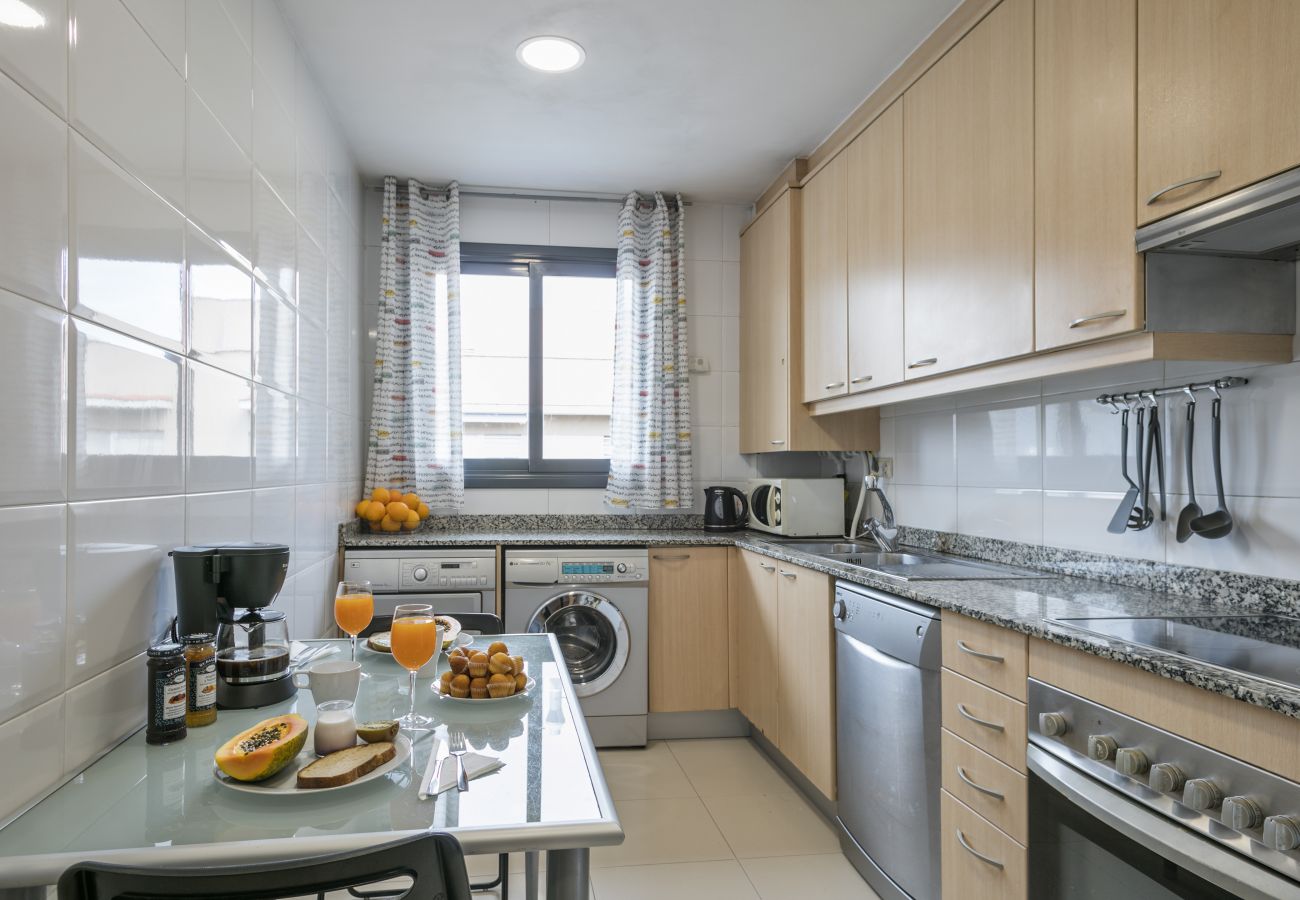 fully equipped kitchen with dishwasher, washing machine and dryer in 3-bedroom apartament in Barcelona