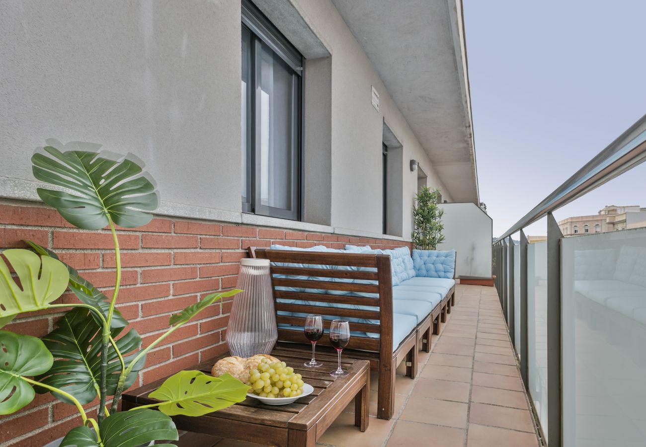 cozu balcony with large bench in 3-bedroom apartment with 2 bathrooms in Barcelona