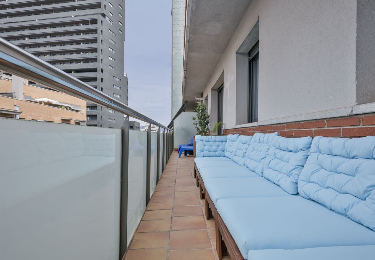 cozu balcony with large bench in 3-bedroom apartment with in Barcelona