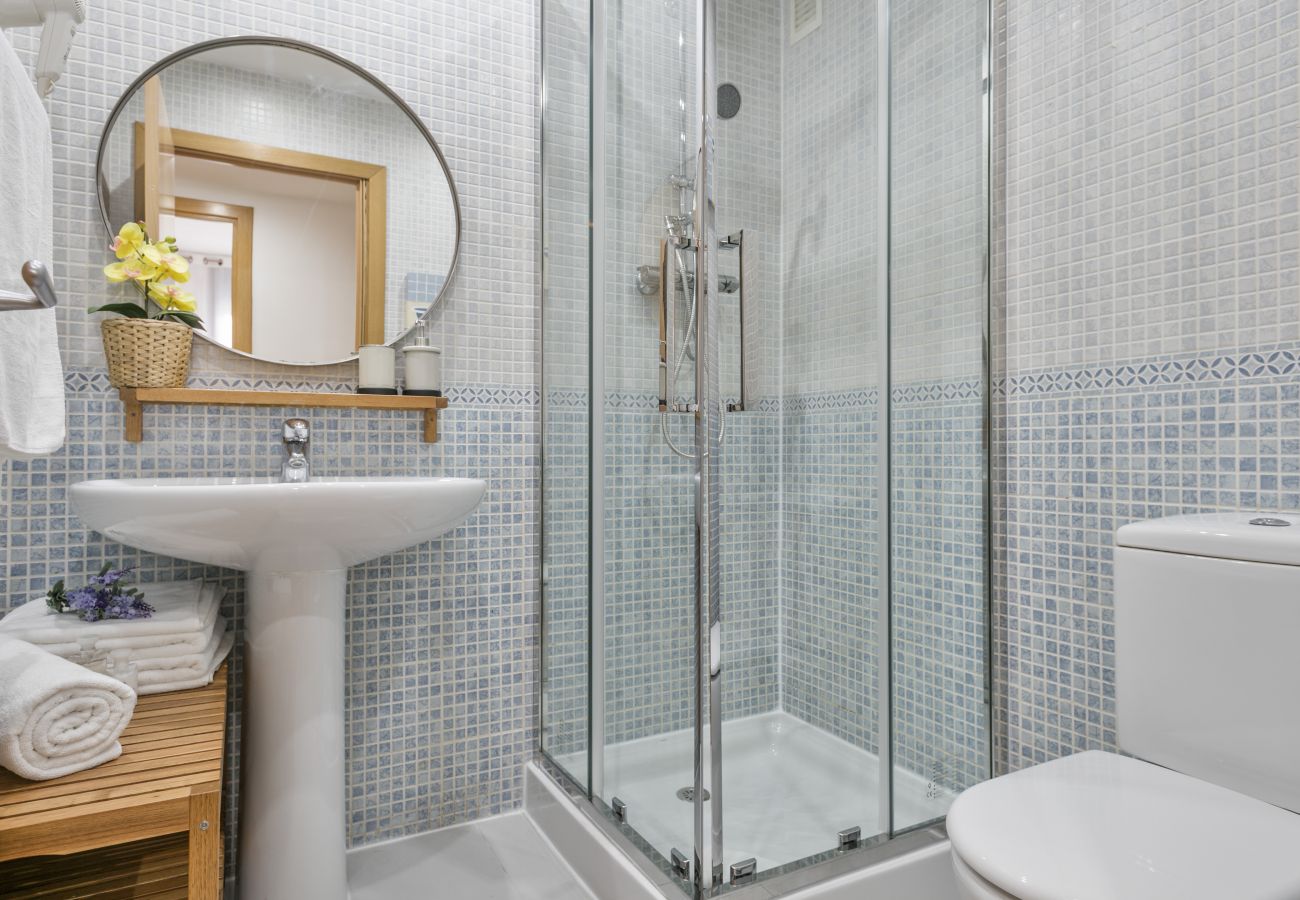 bathroom with shower in 3-bedroom apartment in Barcelona
