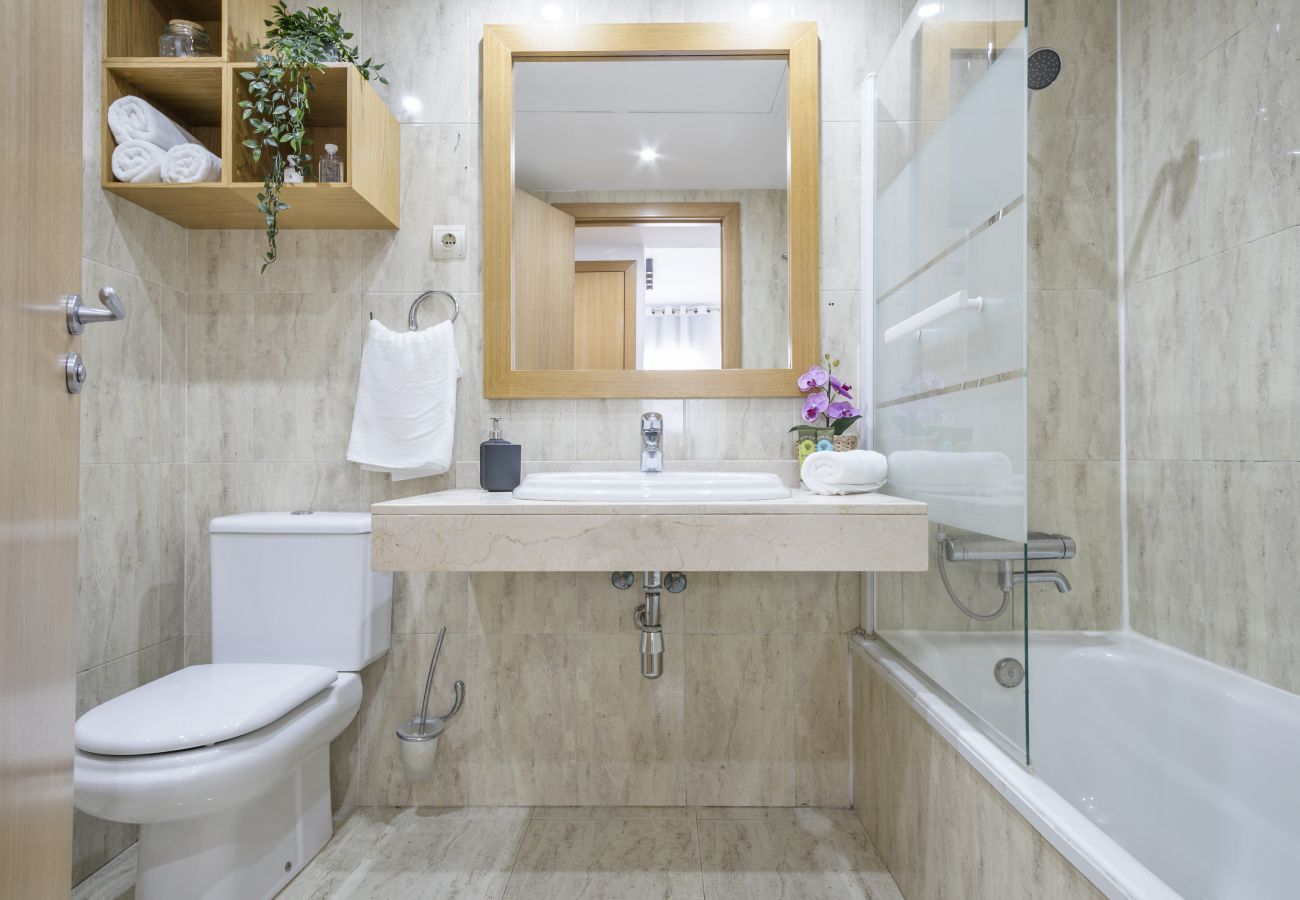 Elegant En-Suite bathroom with bathtub in 3-bedroom apartment in Barcelona