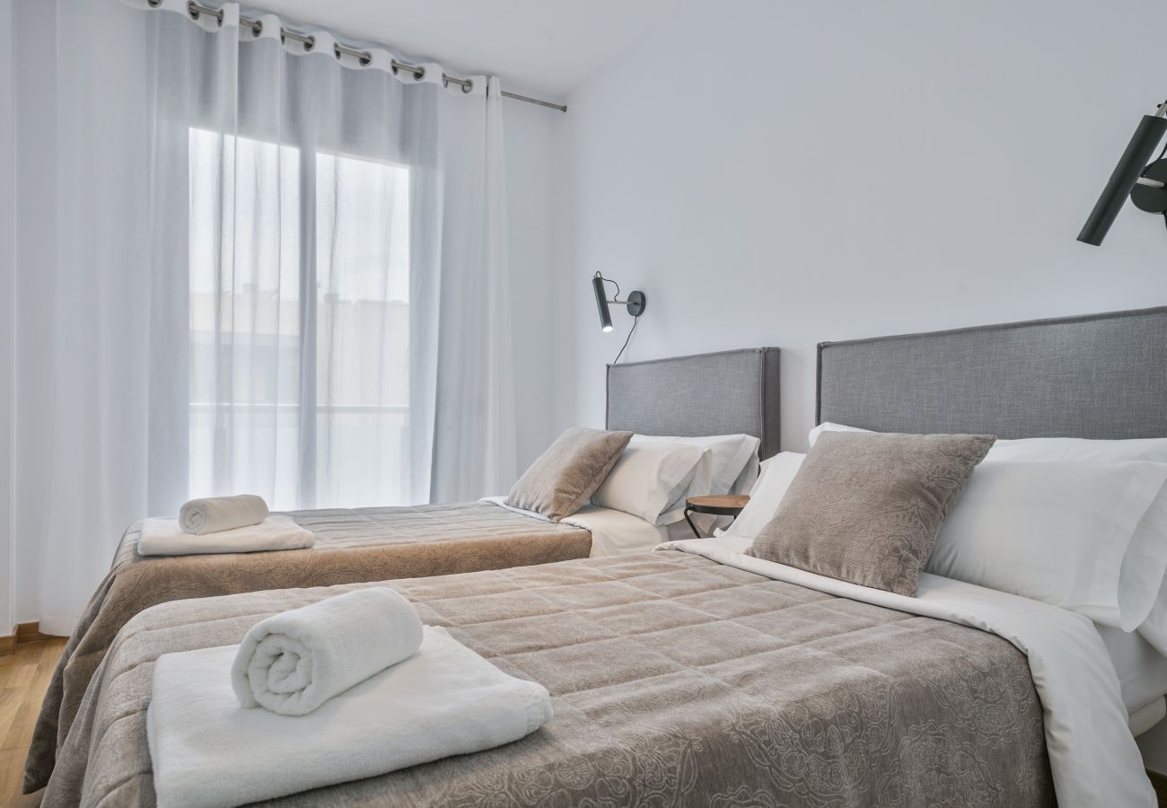 master bedroom with private bathroom with bathtub and wardrobes in superior apartment in Barcelona