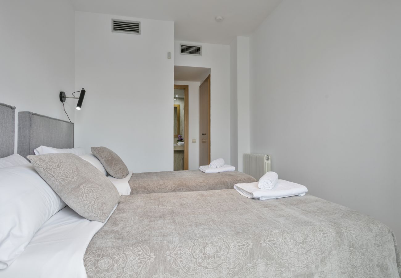 master bedroom with private bathroom with bathtub and wardrobes in superior apartment in Barcelona