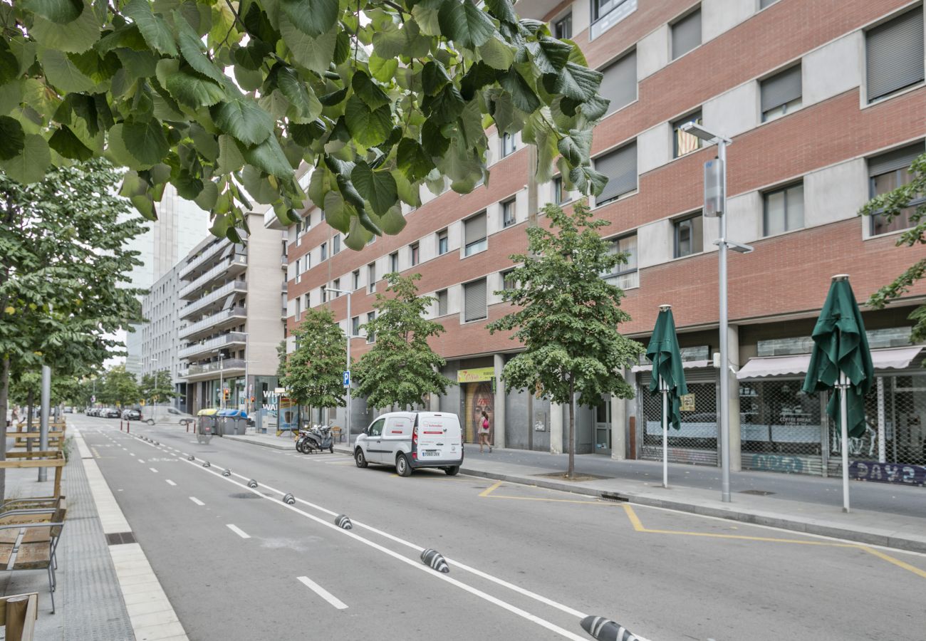 view of vacational apartment building with 3 bedrooms and 2 bathrooms in Barcelona