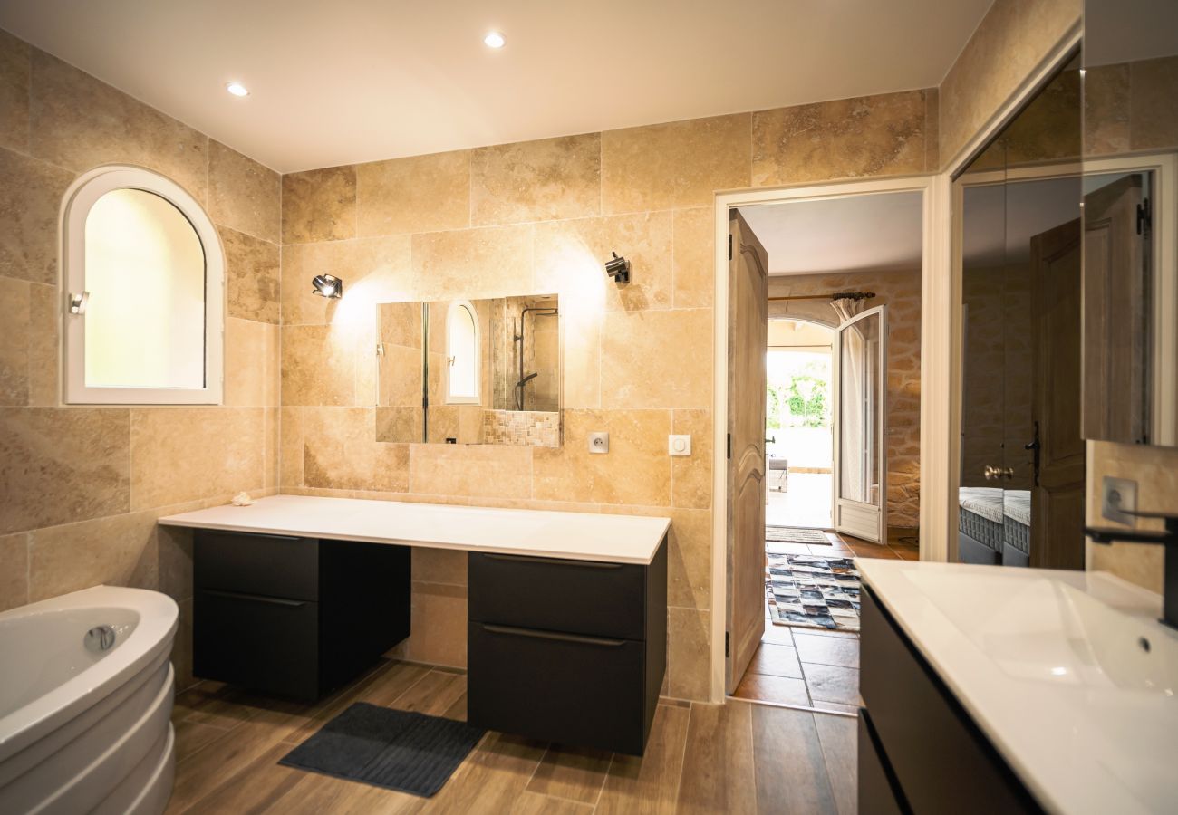 Villa in Rognes - VILLA TESSA 14 personnes - ROGNES PROCHE AIX EN PR
