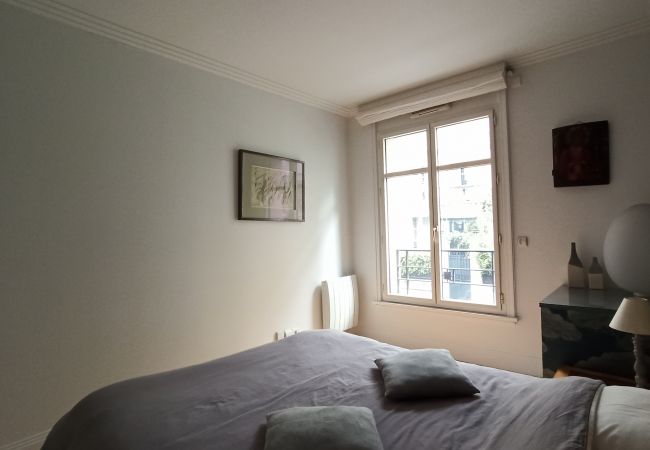 Apartment in Paris - Rue de l'Université - Paris 7 - 207034