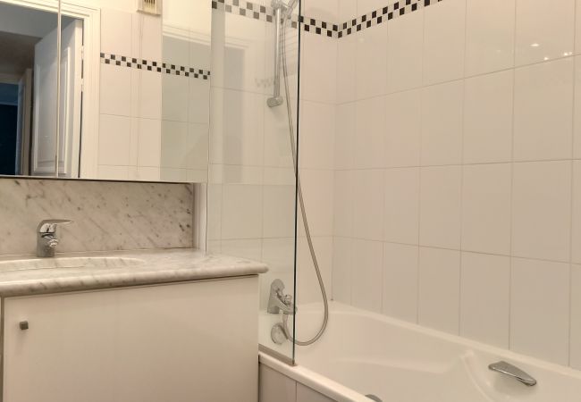 Apartment in Paris - Rue de l'Université - Paris 7 - 207034