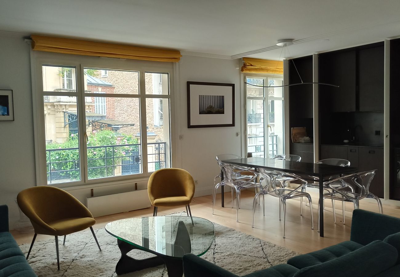 Apartment in Paris - Rue de l'Université - Paris 7 - 207034