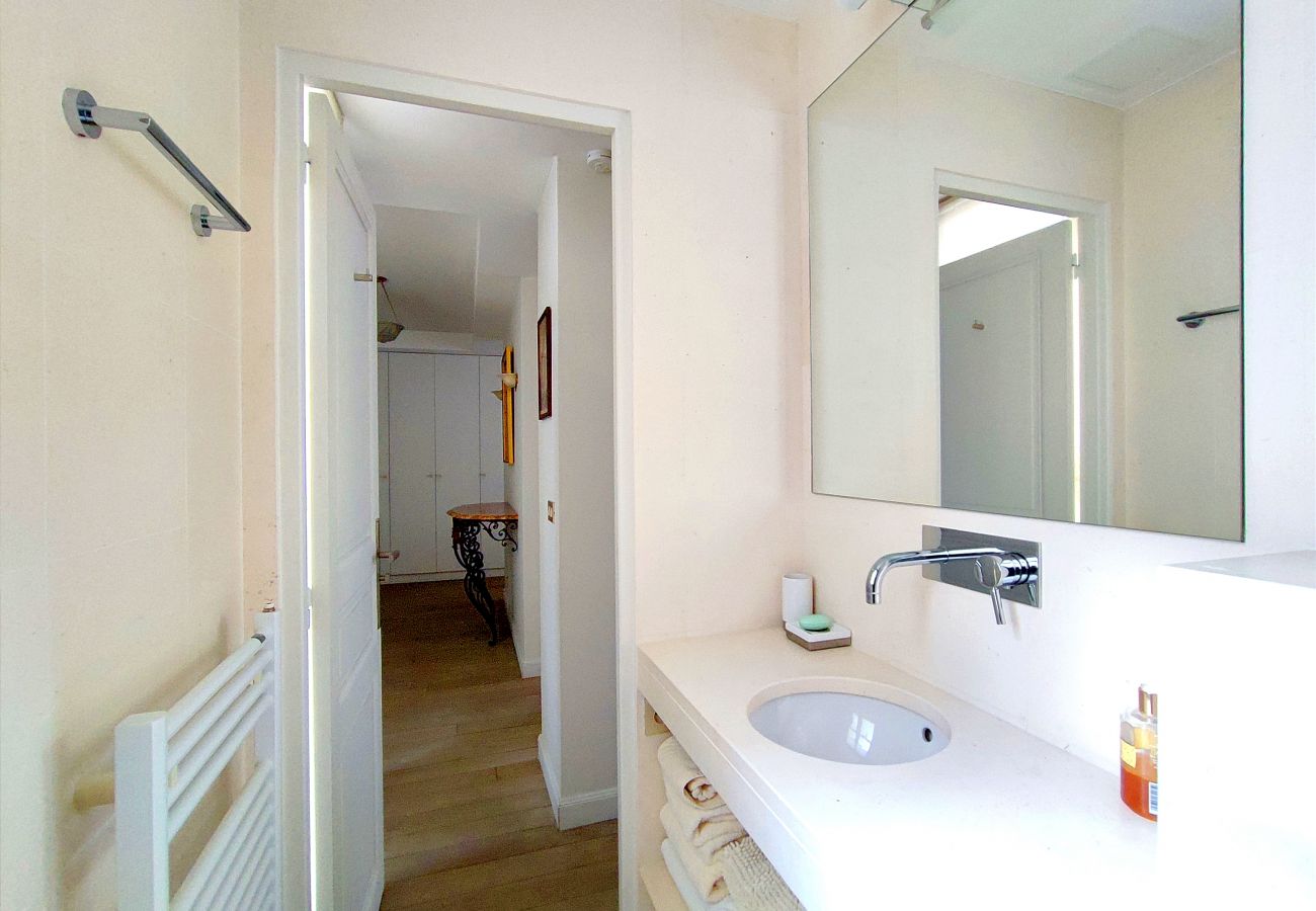 Apartment in Paris - Rue de l'Université - Paris 7 - 407036