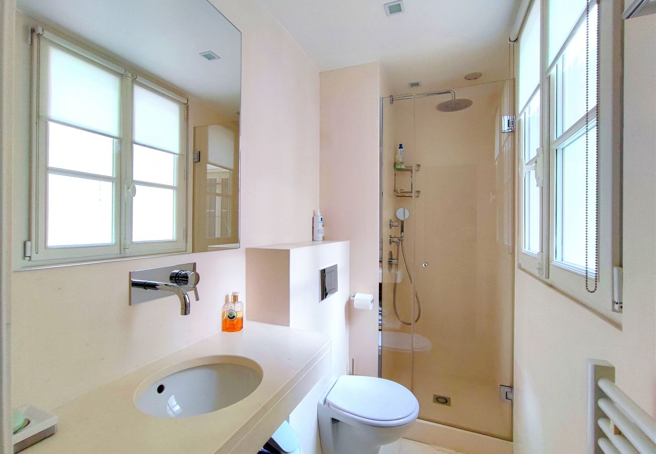 Apartment in Paris - Rue de l'Université - Paris 7 - 407036