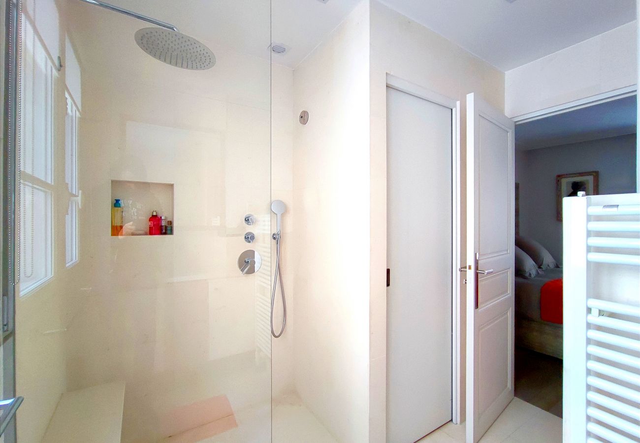 Apartment in Paris - Rue de l'Université - Paris 7 - 407036