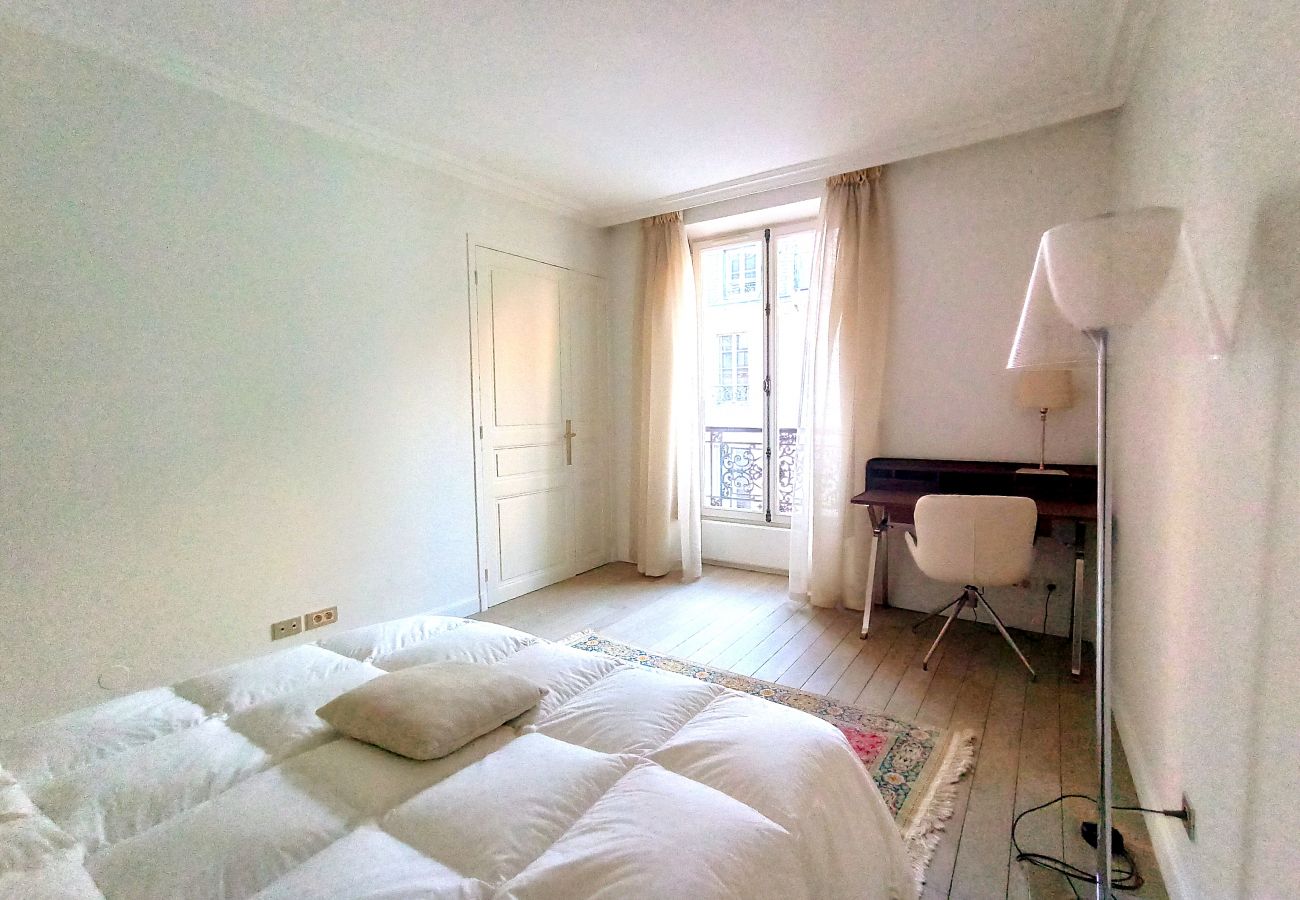 Apartment in Paris - Rue de l'Université - Paris 7 - 407036