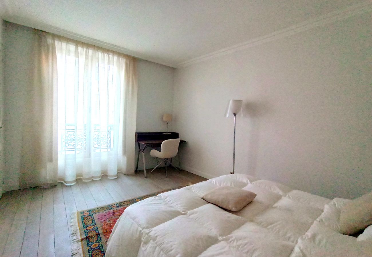 Apartment in Paris - Rue de l'Université - Paris 7 - 407036