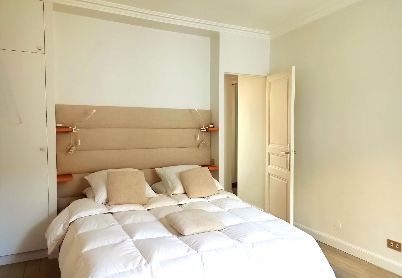 Apartment in Paris - Rue de l'Université - Paris 7 - 407036
