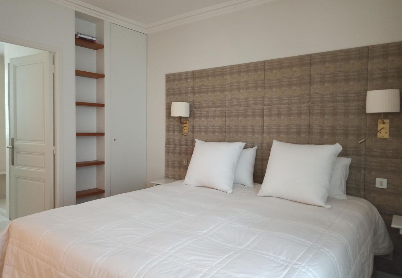 Apartment in Paris - Rue de l'Université - Paris 7 - 407036