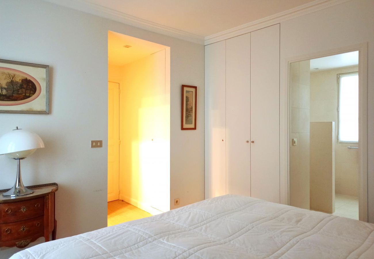 Apartment in Paris - Rue de l'Université - Paris 7 - 407036