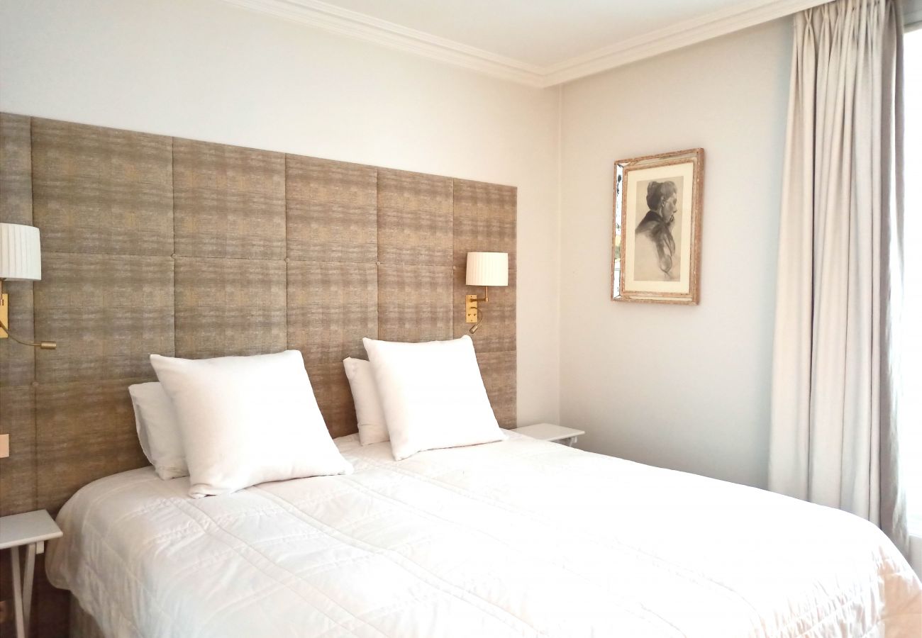Apartment in Paris - Rue de l'Université - Paris 7 - 407036