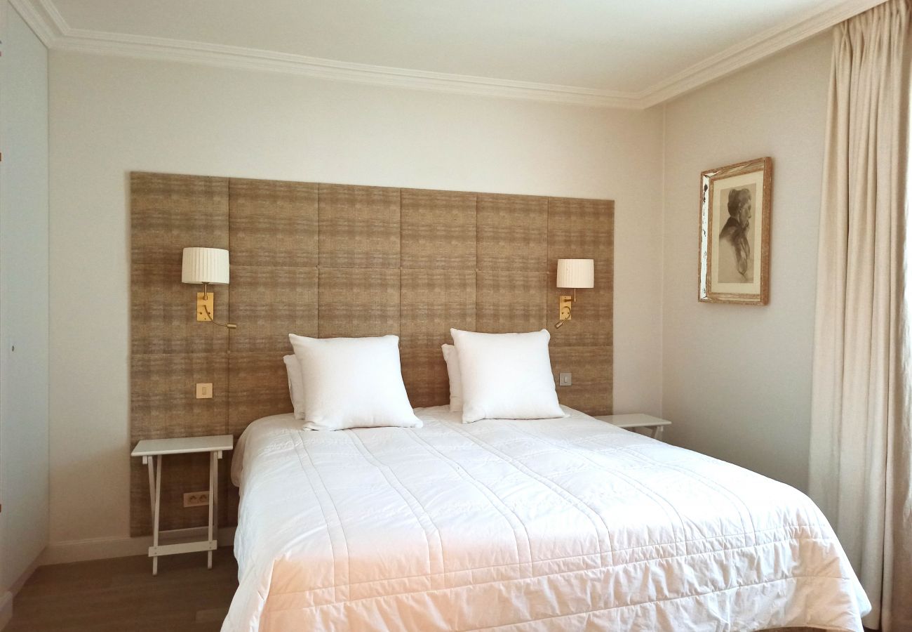 Apartment in Paris - Rue de l'Université - Paris 7 - 407036