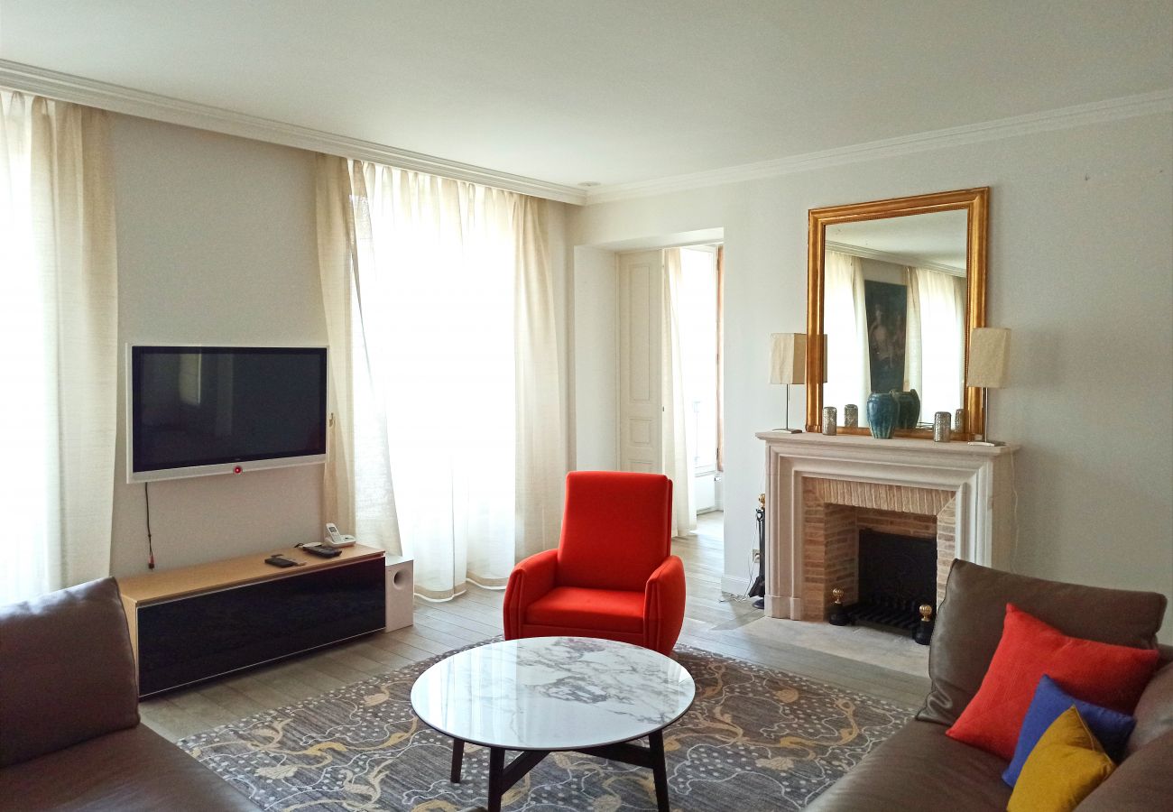 Apartment in Paris - Rue de l'Université - Paris 7 - 407036
