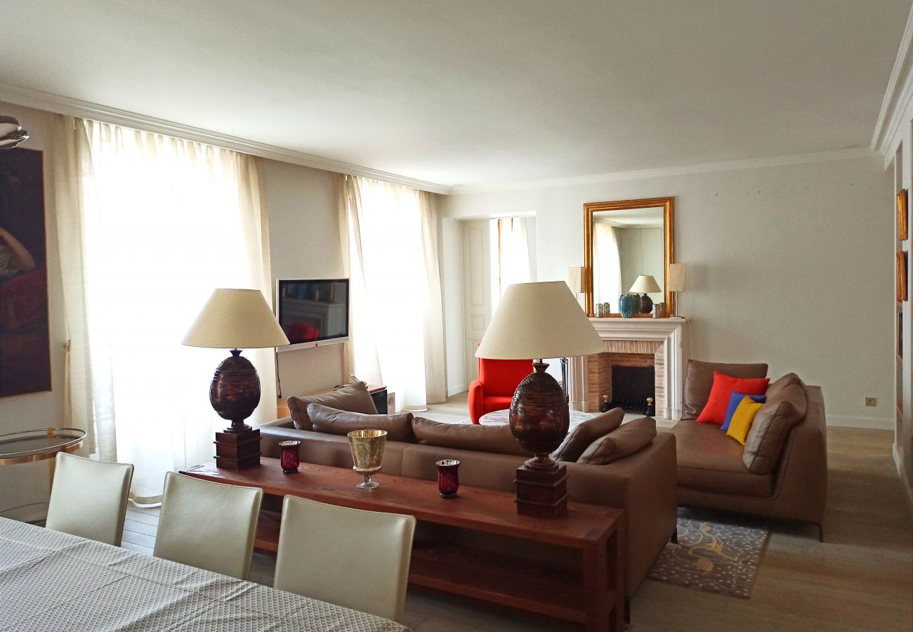 Apartment in Paris - Rue de l'Université - Paris 7 - 407036
