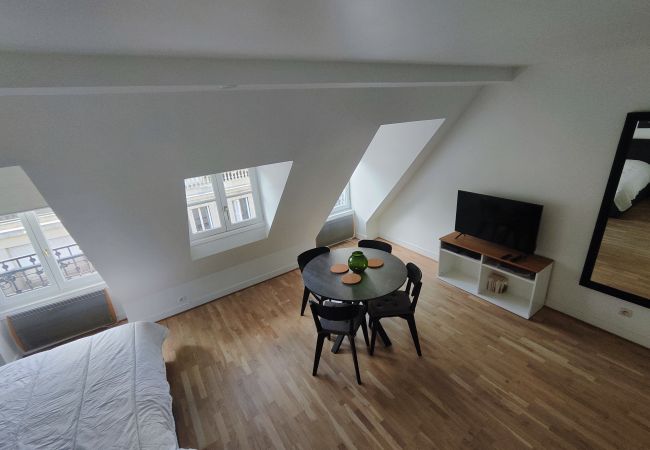 Studio in Paris - Rue de Berri - Paris 8 - 108056