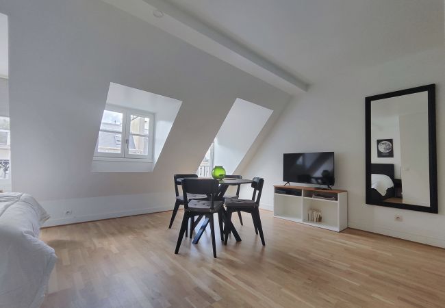 Studio in Paris - Rue de Berri - Paris 8 - 108056 Studio in Paris - Rue de Berri - Paris 8 - 108056