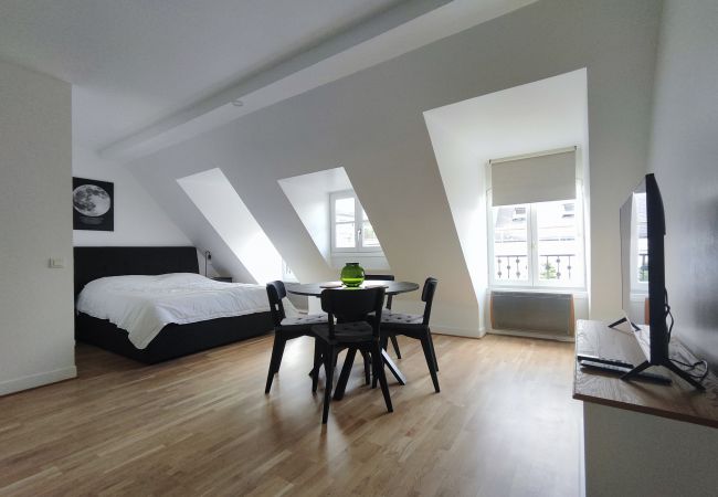 Studio in Paris - Rue de Berri - Paris 8 - 108056 Studio in Paris - Rue de Berri - Paris 8 - 108056