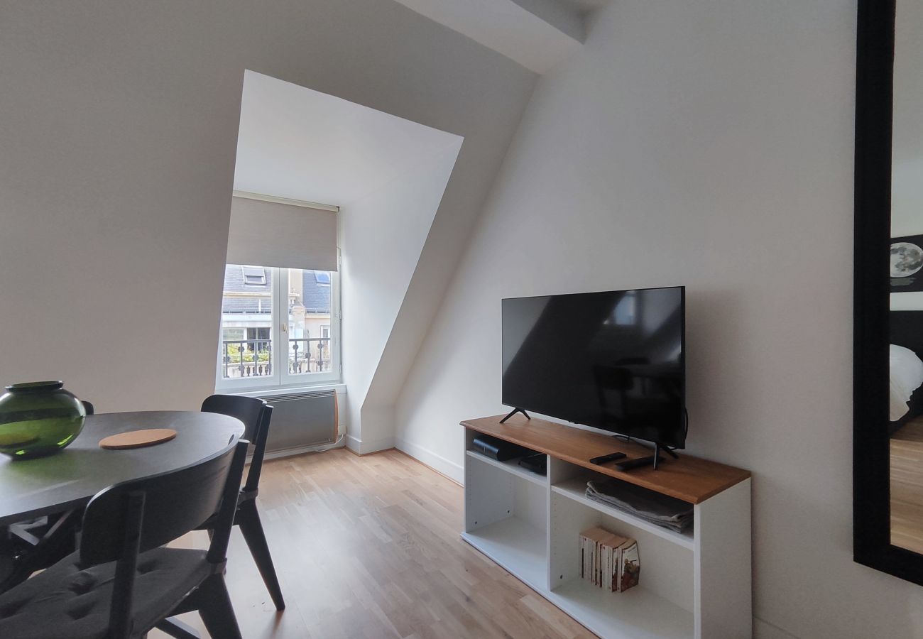 Studio in Paris - Rue de Berri - Paris 8 - 108056