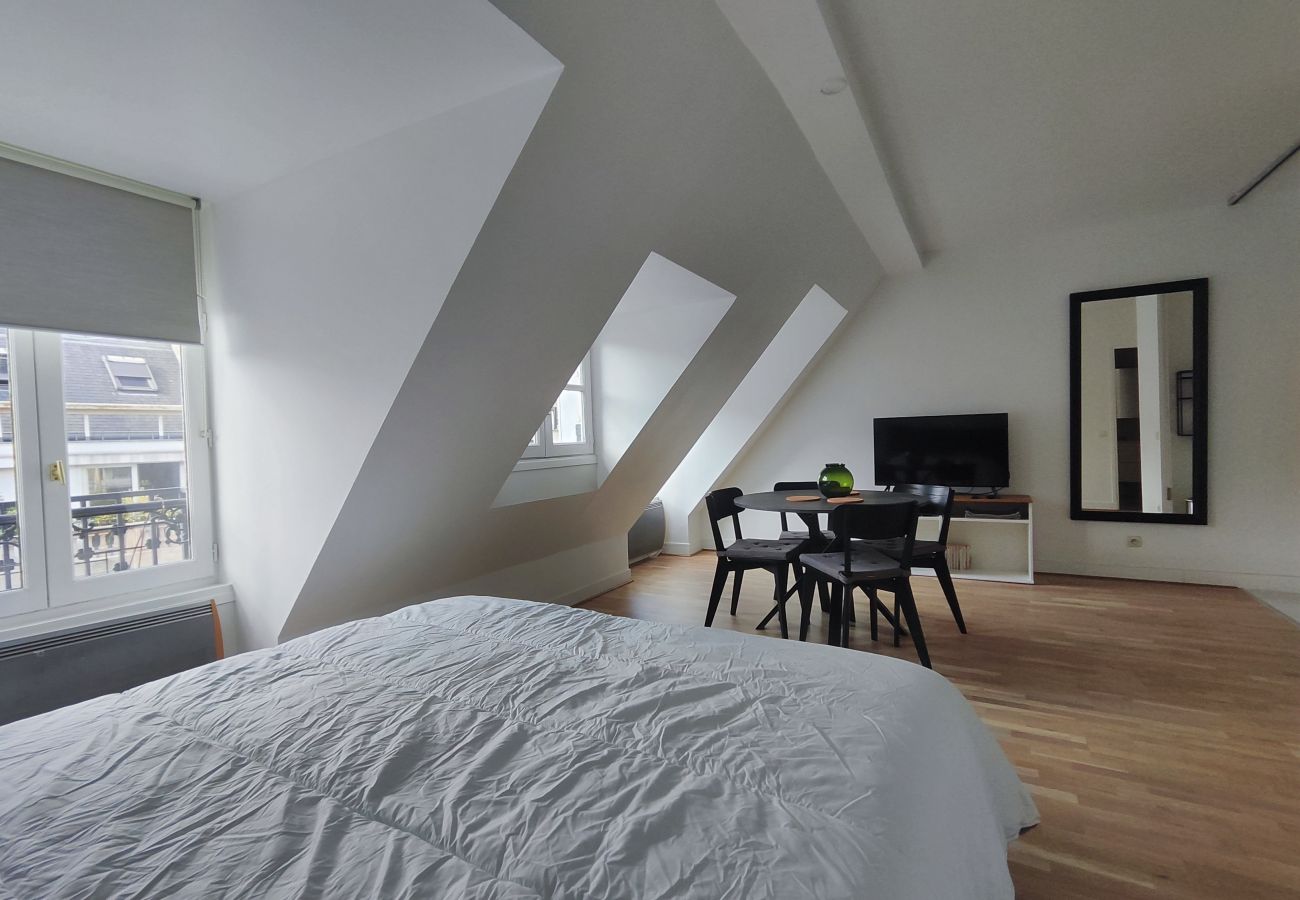 Studio in Paris - Rue de Berri - Paris 8 - 108056