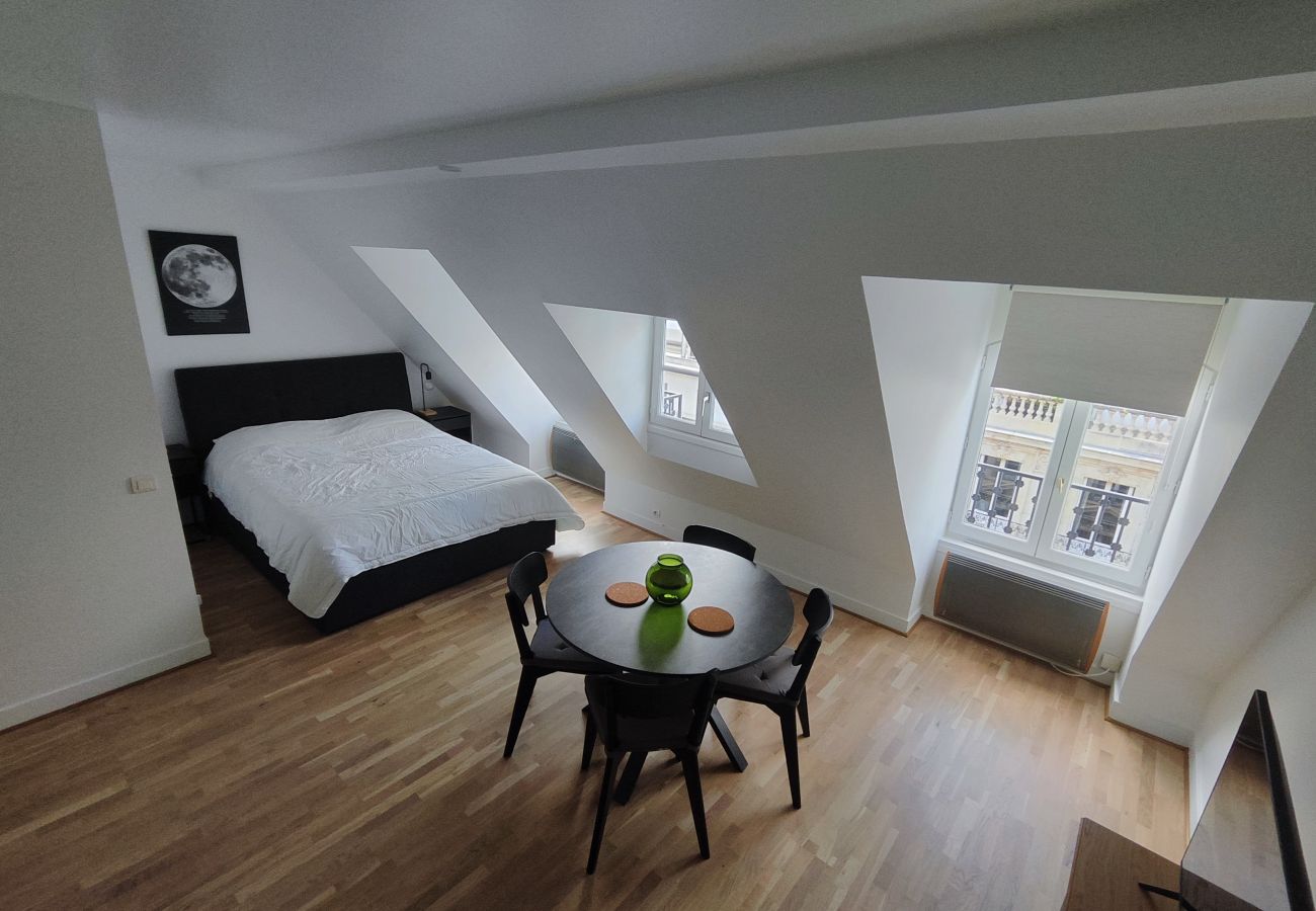 Studio in Paris - Rue de Berri - Paris 8 - 108056