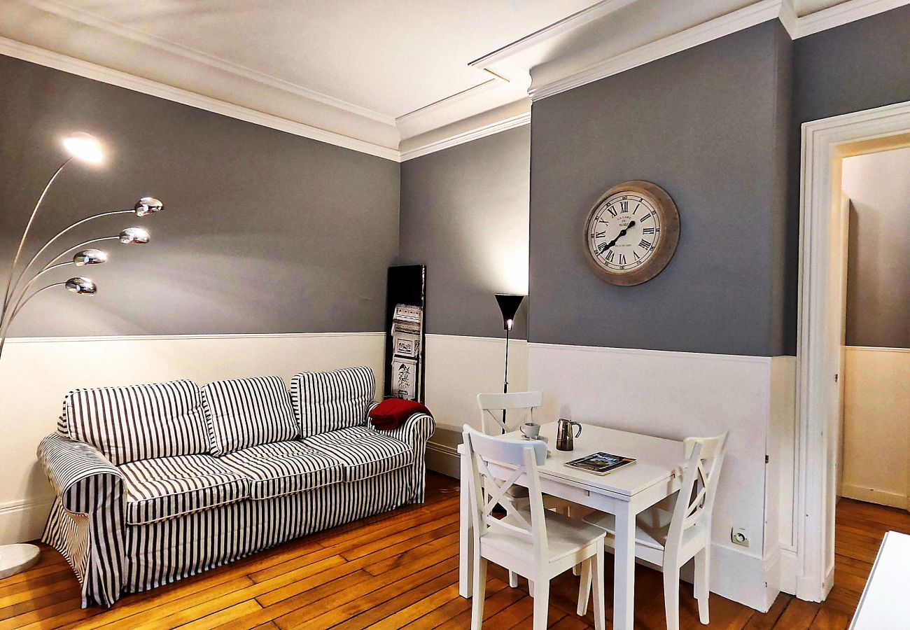 Apartment in Paris - Rue Quentin-Bauchart - Paris 8 - 208075