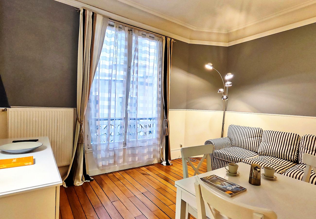 Apartment in Paris - Rue Quentin-Bauchart - Paris 8 - 208075