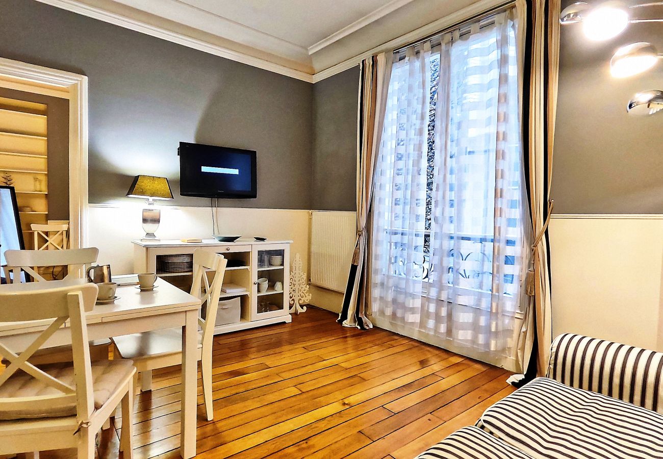 Apartment in Paris - Rue Quentin-Bauchart - Paris 8 - 208075