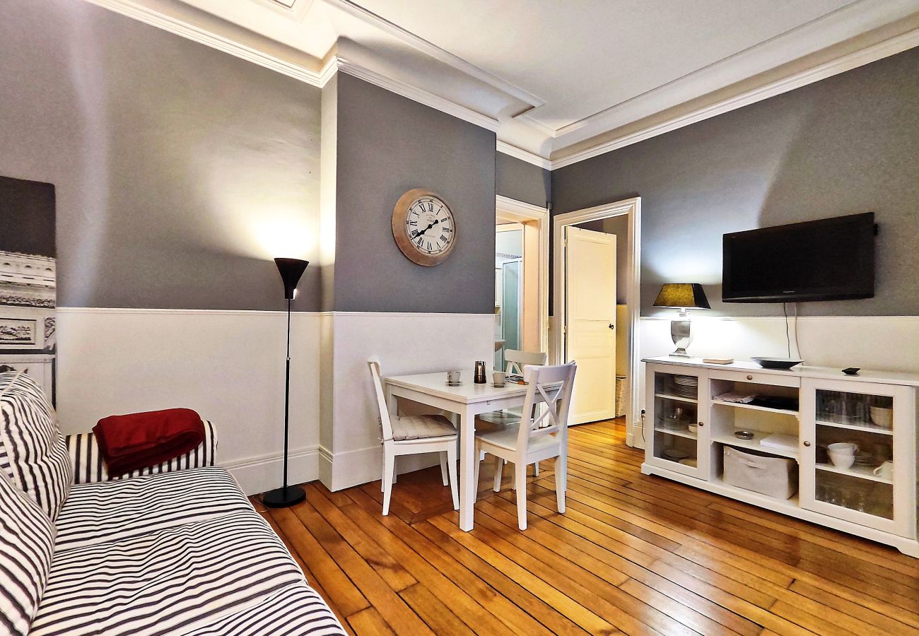 Apartment in Paris - Rue Quentin-Bauchart - Paris 8 - 208075