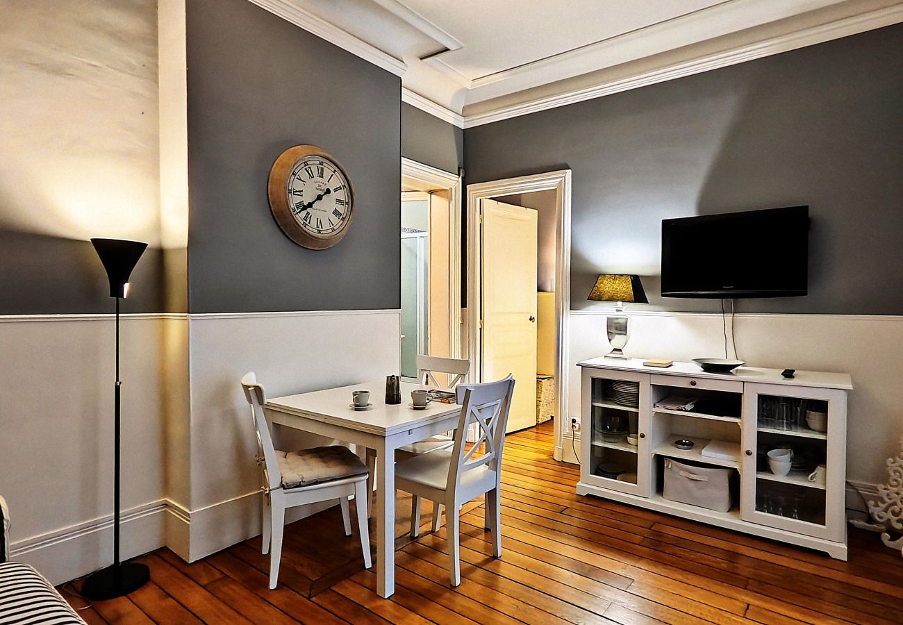 Apartment in Paris - Rue Quentin-Bauchart - Paris 8 - 208075