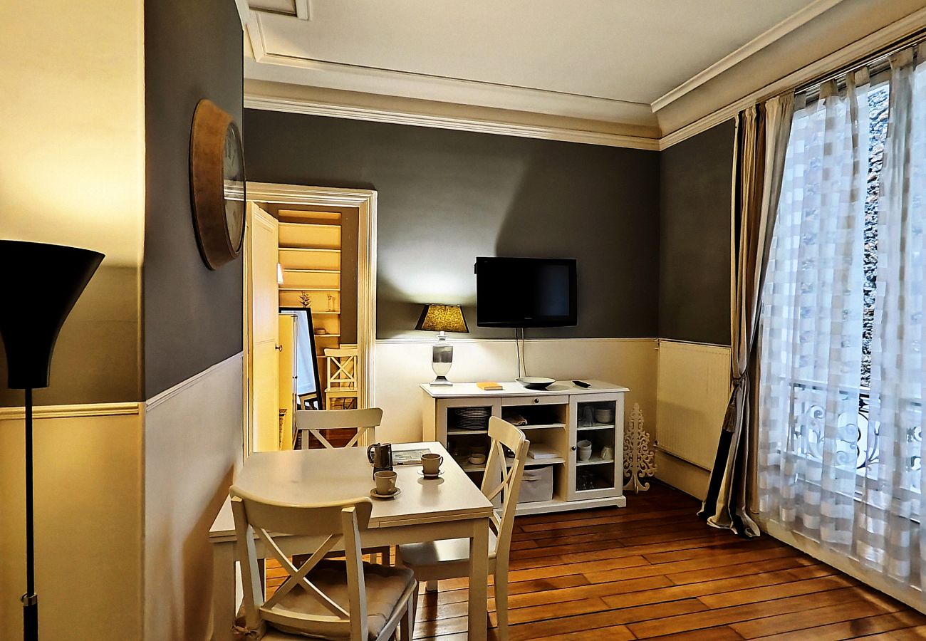 Apartment in Paris - Rue Quentin-Bauchart - Paris 8 - 208075