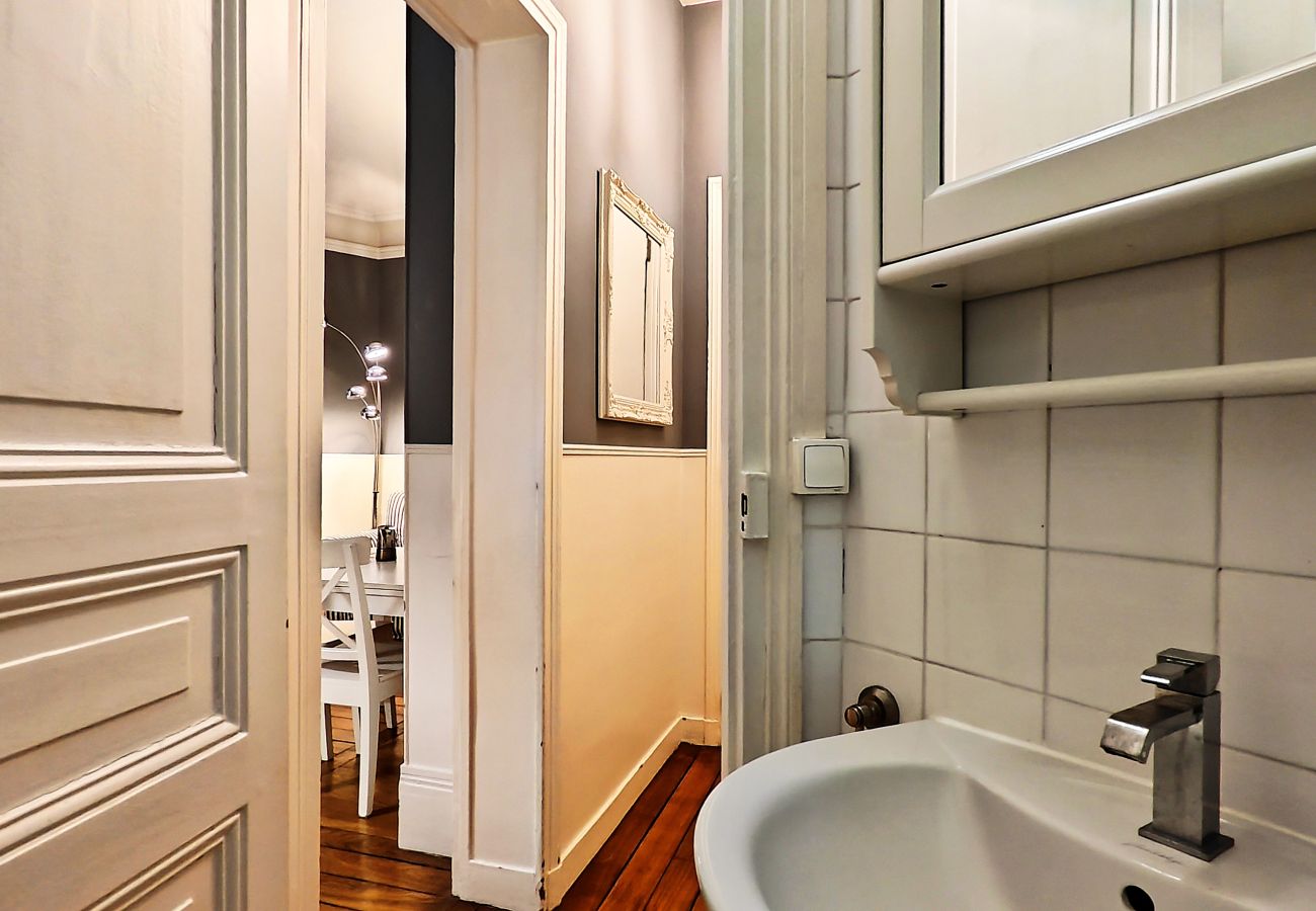 Apartment in Paris - Rue Quentin-Bauchart - Paris 8 - 208075