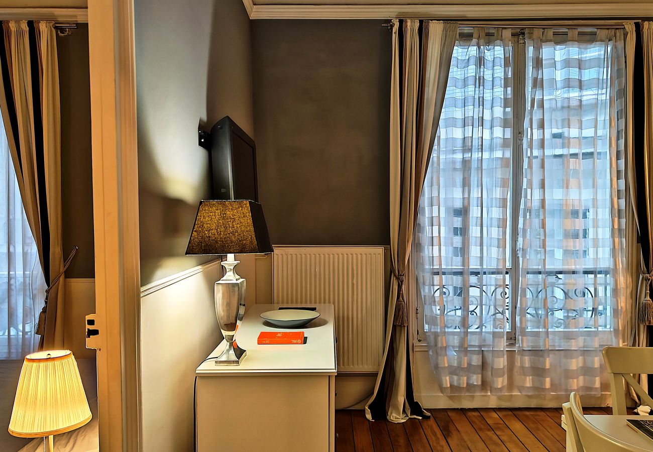 Apartment in Paris - Rue Quentin-Bauchart - Paris 8 - 208075