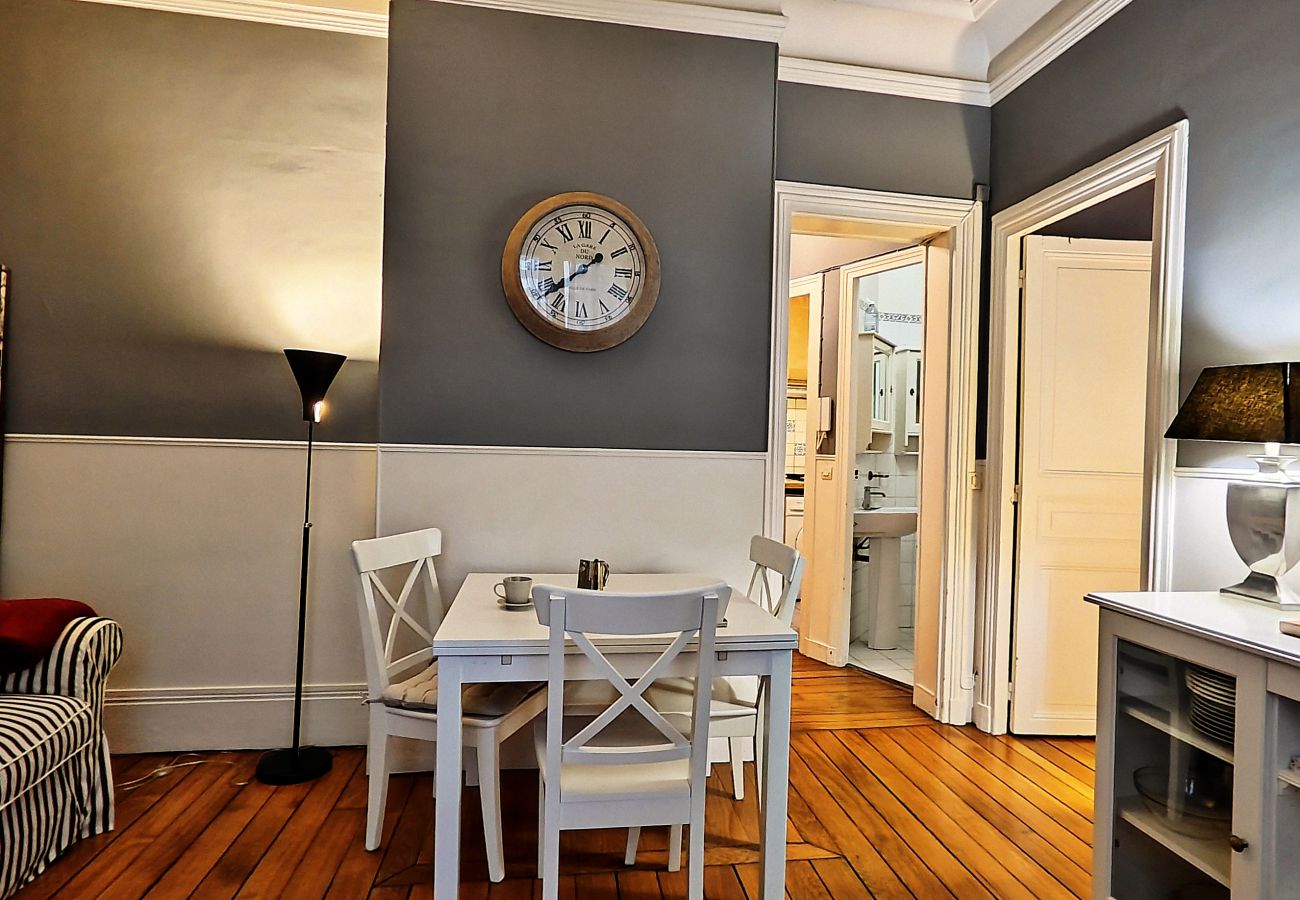 Apartment in Paris - Rue Quentin-Bauchart - Paris 8 - 208075