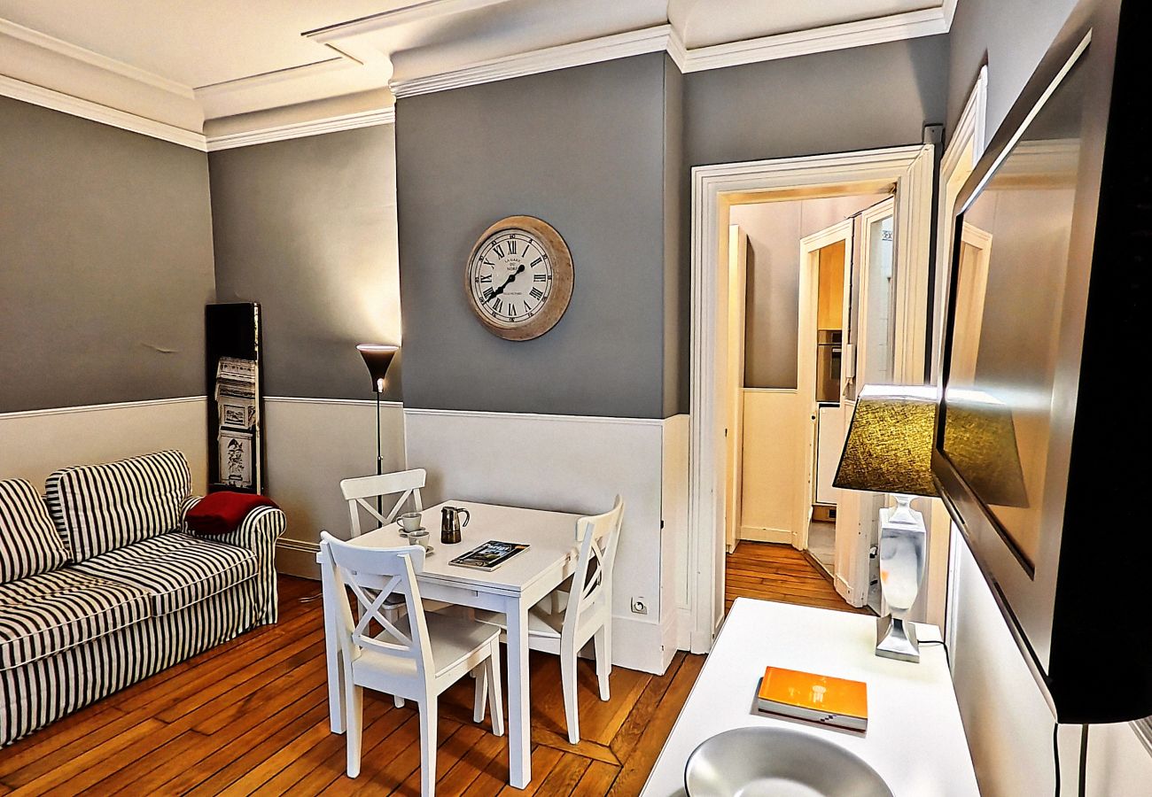 Apartment in Paris - Rue Quentin-Bauchart - Paris 8 - 208075