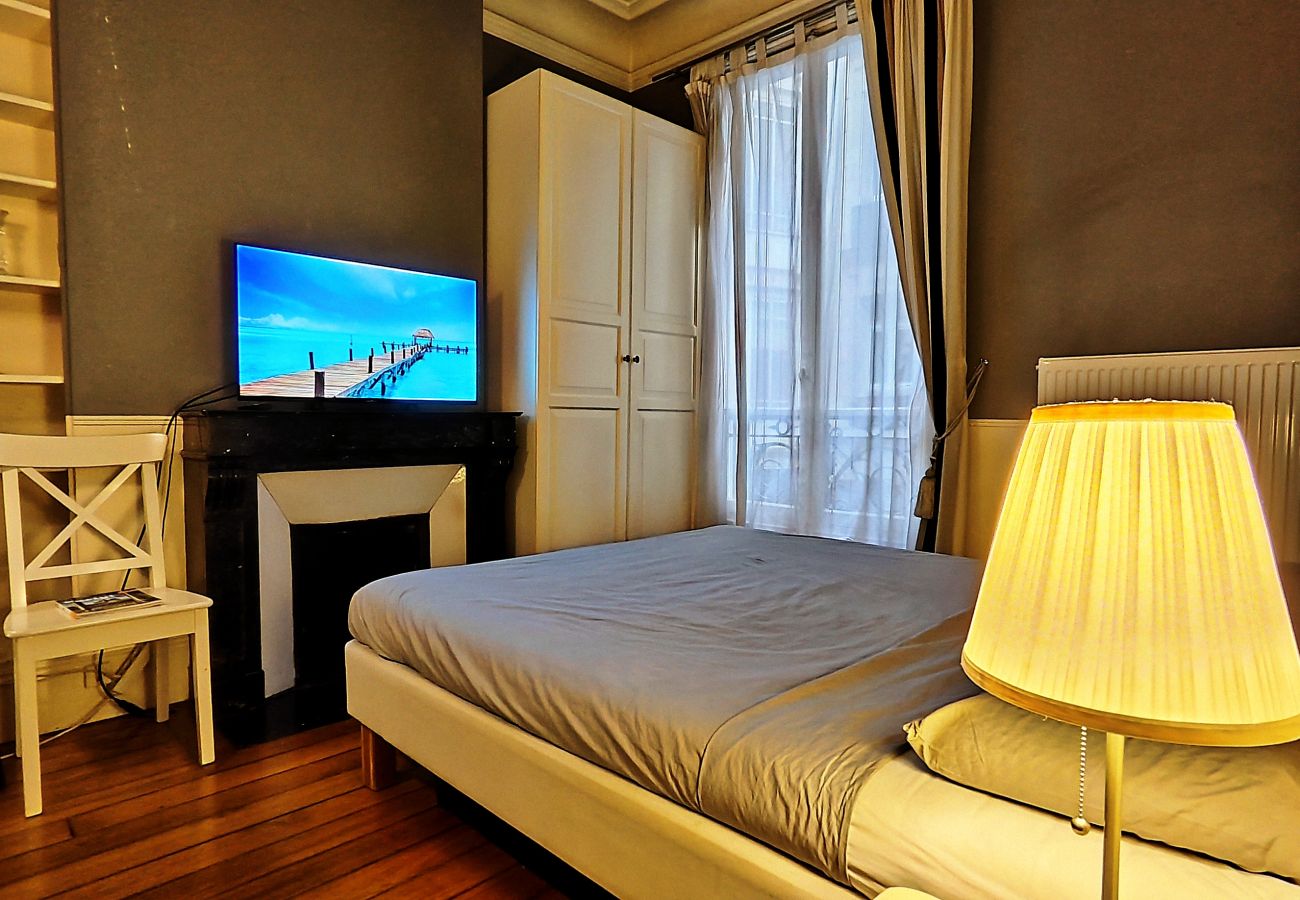 Apartment in Paris - Rue Quentin-Bauchart - Paris 8 - 208075