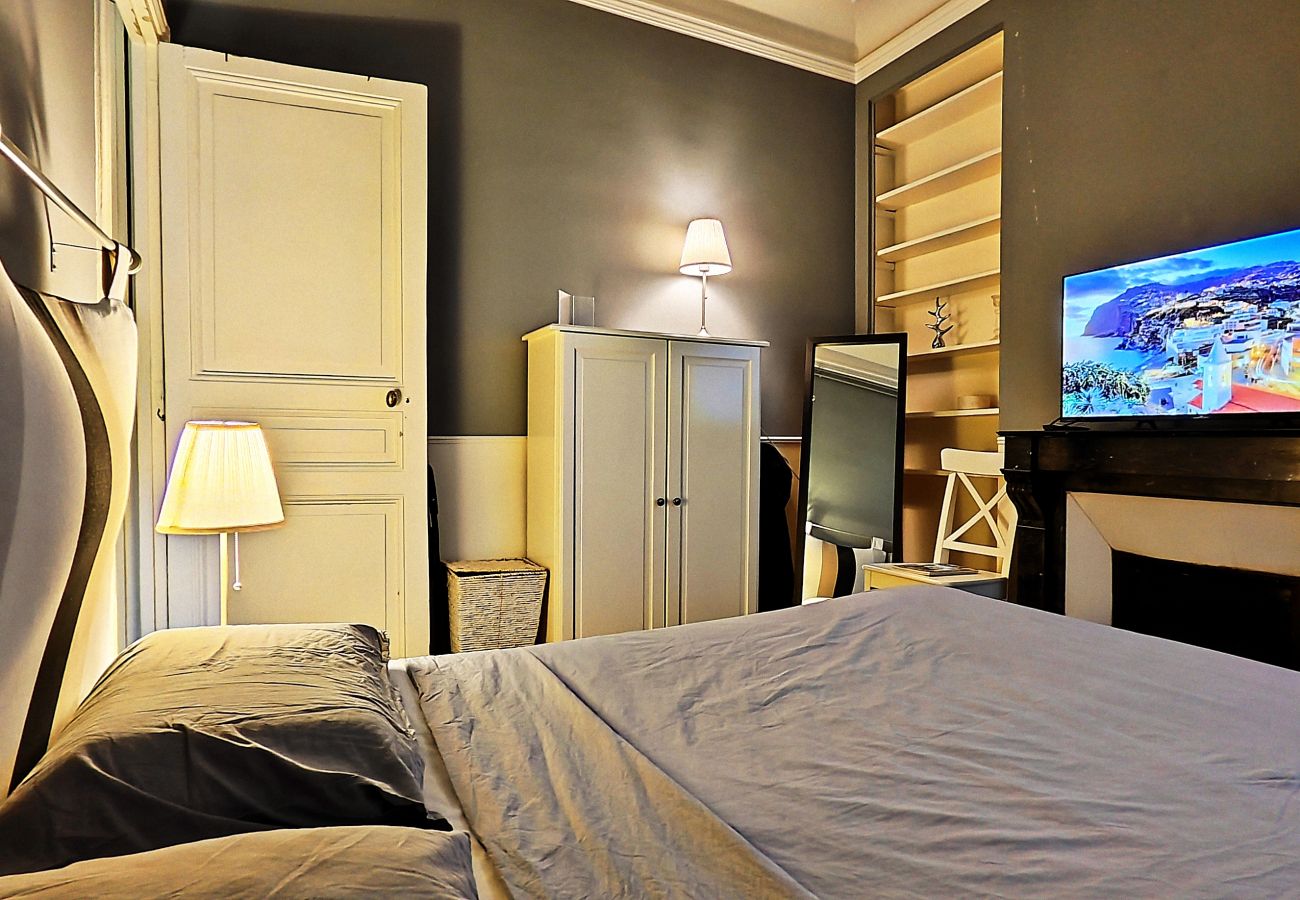 Apartment in Paris - Rue Quentin-Bauchart - Paris 8 - 208075