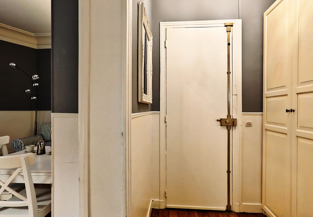 Apartment in Paris - Rue Quentin-Bauchart - Paris 8 - 208075