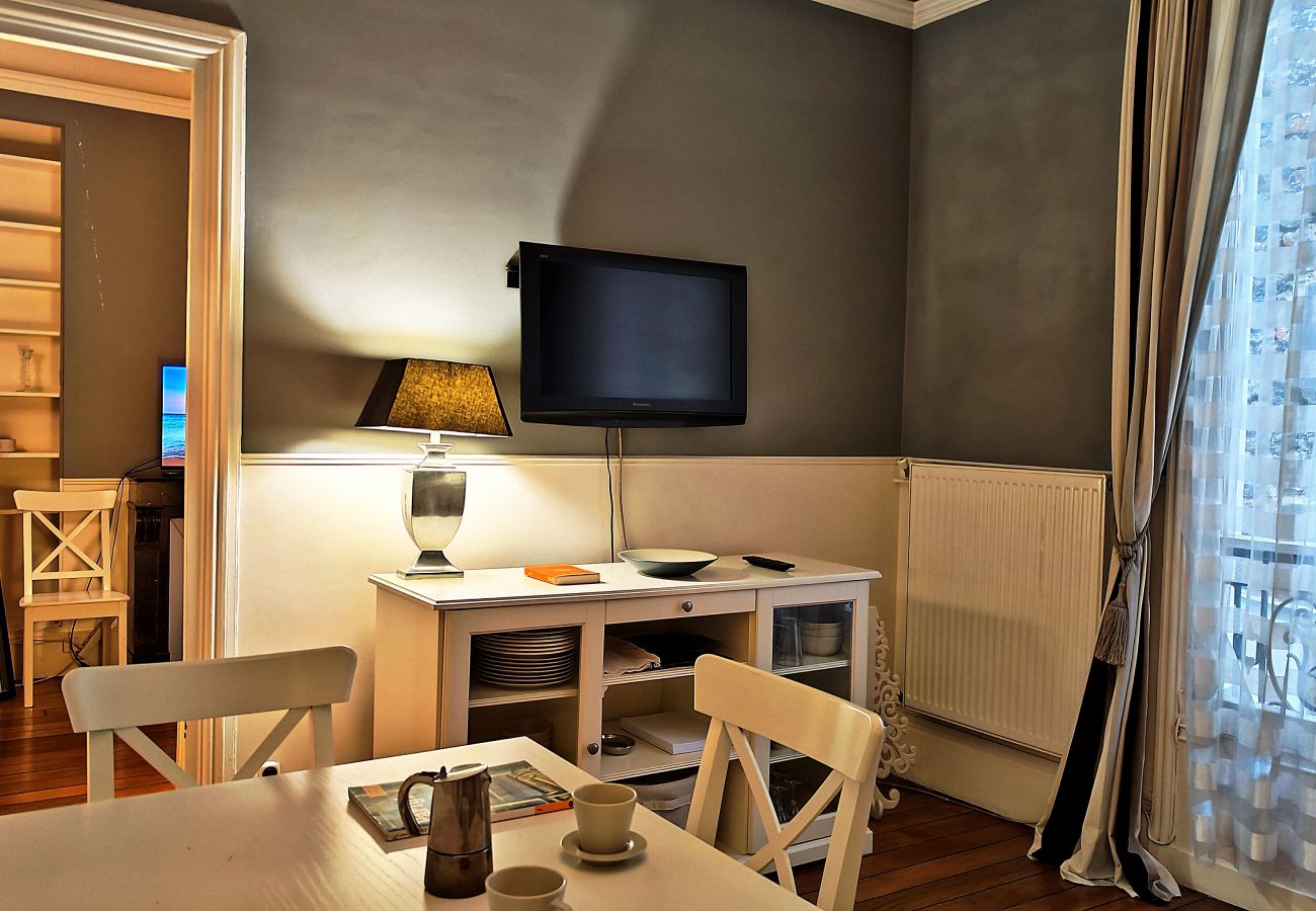 Apartment in Paris - Rue Quentin-Bauchart - Paris 8 - 208075