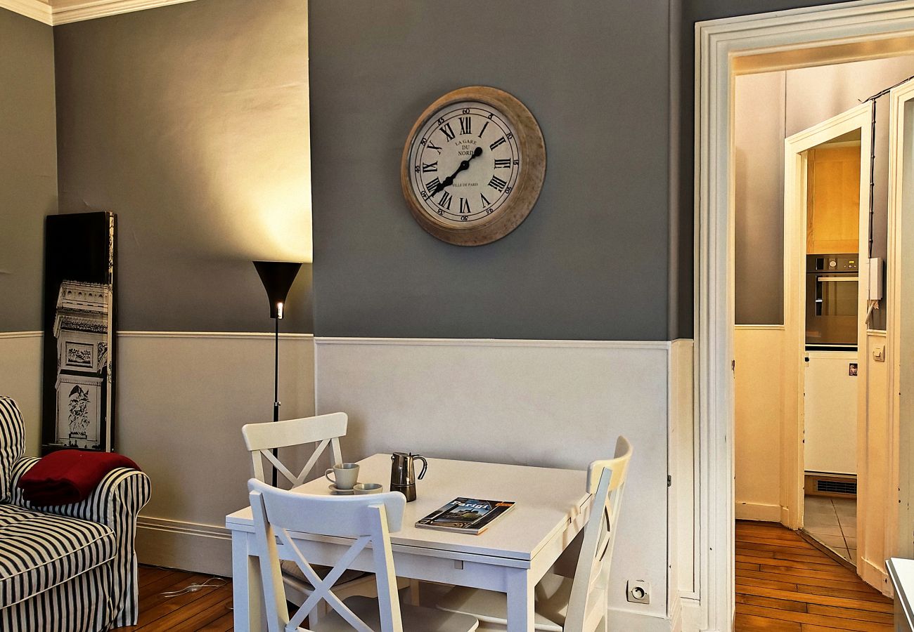 Apartment in Paris - Rue Quentin-Bauchart - Paris 8 - 208075